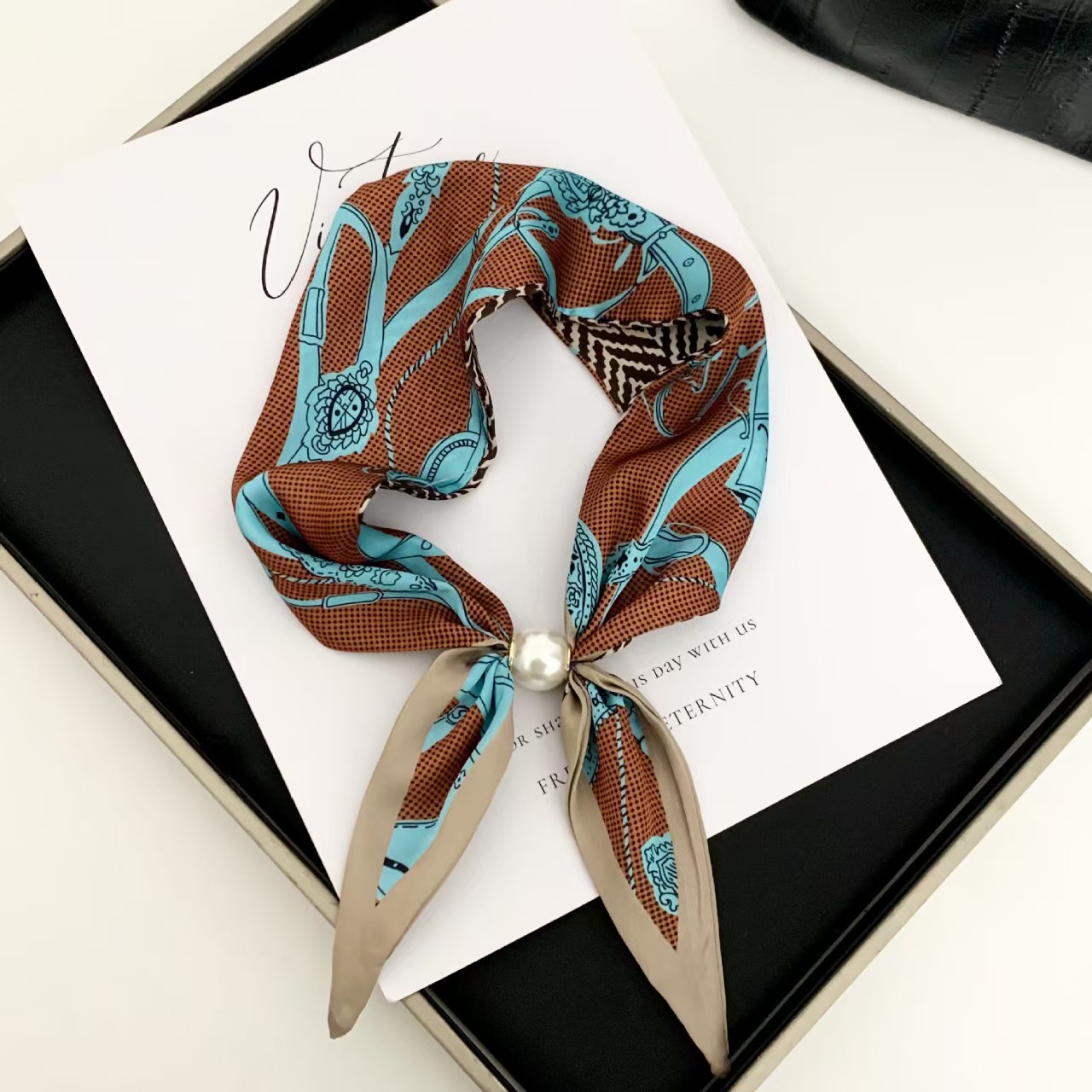 Ascot Neck Scarf - ผ้าพันคอแม่เหล็กประดับมุกสไตล์เกาหลี สำหรับผู้หญิง ฤดูร้อน ใช้งานได้หลากหลาย ระบายอากาศได้ดี ผ้าพันคอแฟชั่น